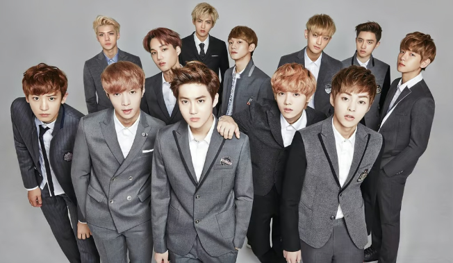 EXO em sua formação em 2012, com 12 membros